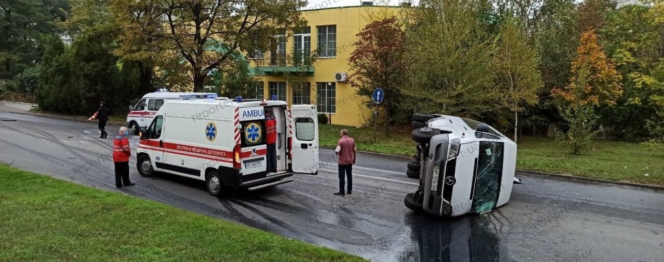 В Запорожье из-за ДТП перевернулась маршрутка с пассажирами: людей доставали через люк