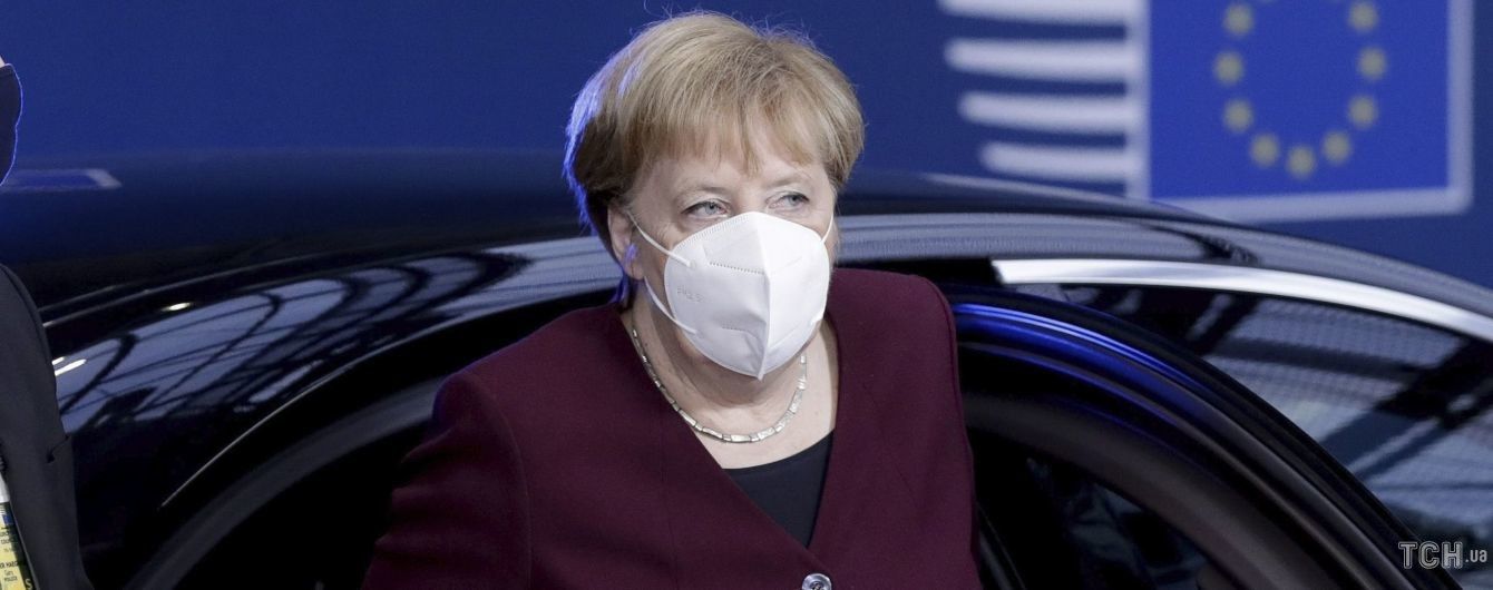 У баклажановому жакеті і нових штанях: Ангела Меркель прибула на саміт ЄС