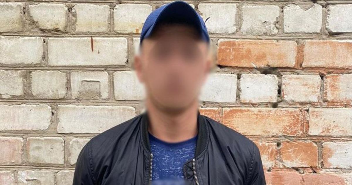 Предлагал интимные отношения за деньги и подарки: черниговца подозревают в развращении школьниц