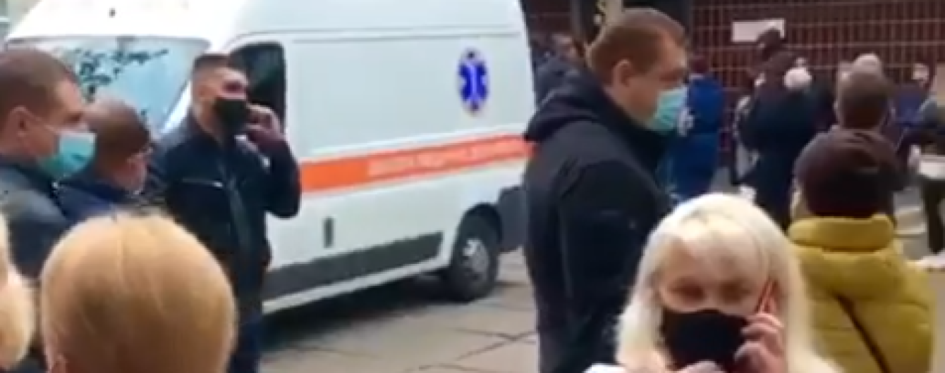 "Люди стоять на холоді по 8-12 годин": у Києві вишикуються черги охочих зробити тест на коронавірус
