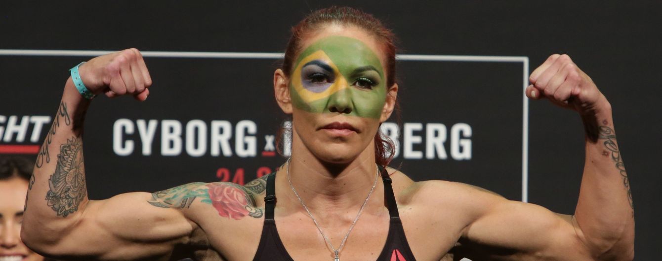 Разбила лицо и "задушила": бывшая чемпионка UFC жестоко одолела соперницу в титульном бою
