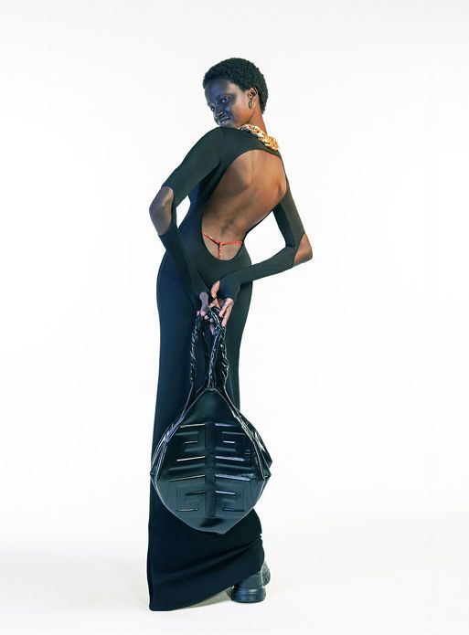 Модель в платье Givenchy