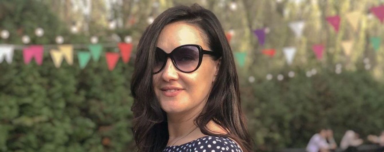 В платье с принтом polka dot: стильная Соломия Витвицкая на прогулке