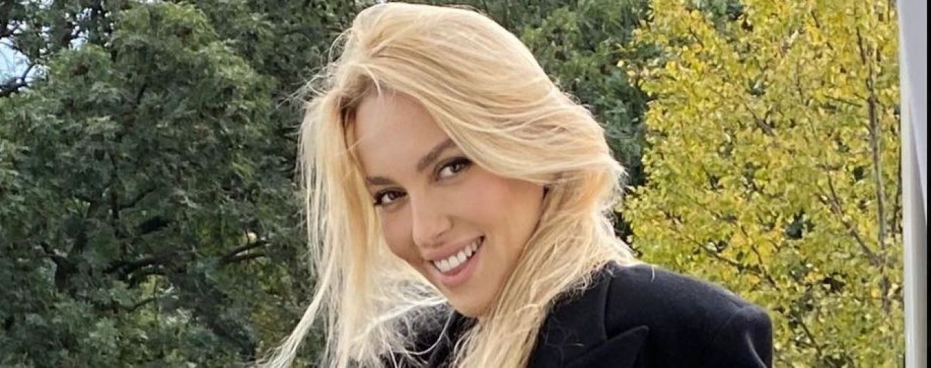 Не узнать: Оля Полякова в неожиданном луке позировала на балконе