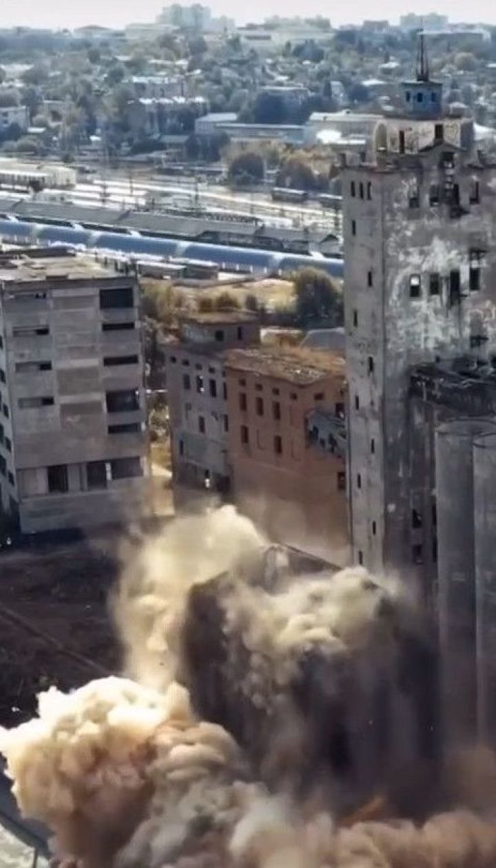 У Харьковского железнодорожного вокзала погремел мощный взрыв - снесли заброшенный элеватор