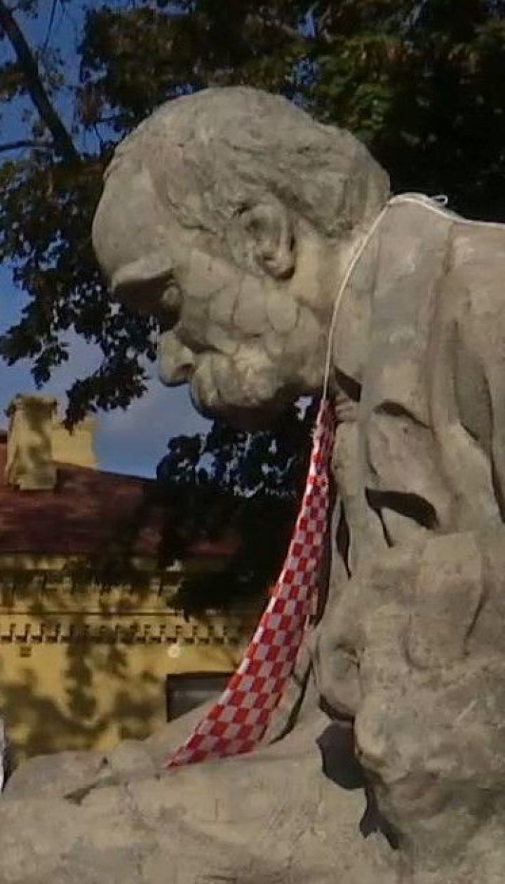 День галстука в Украине: в Киеве бумажные аксессуары раздавали прохожим