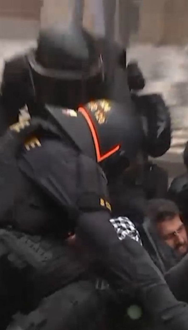 Десятки задержанных и травмированных - в Чехии протестуют против карантина