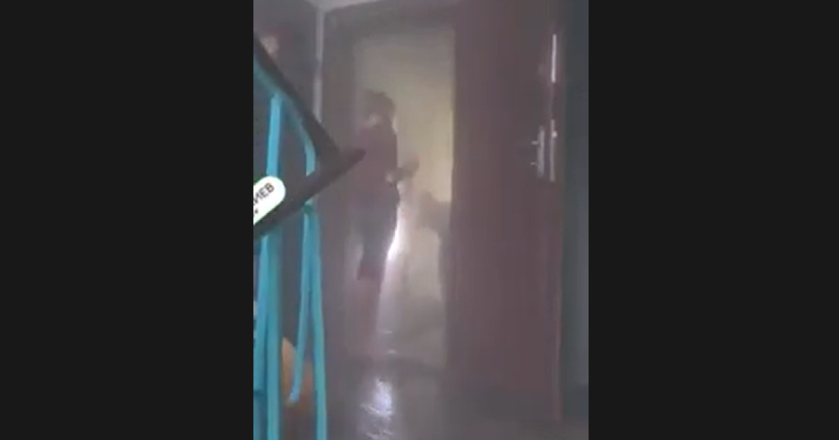 Жителям столичной многоэтажки внезапно включили горячую воду: подъезд превратился в "водопад"