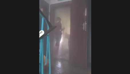 Жителям столичной многоэтажки внезапно включили горячую воду: подъезд превратился в "водопад"