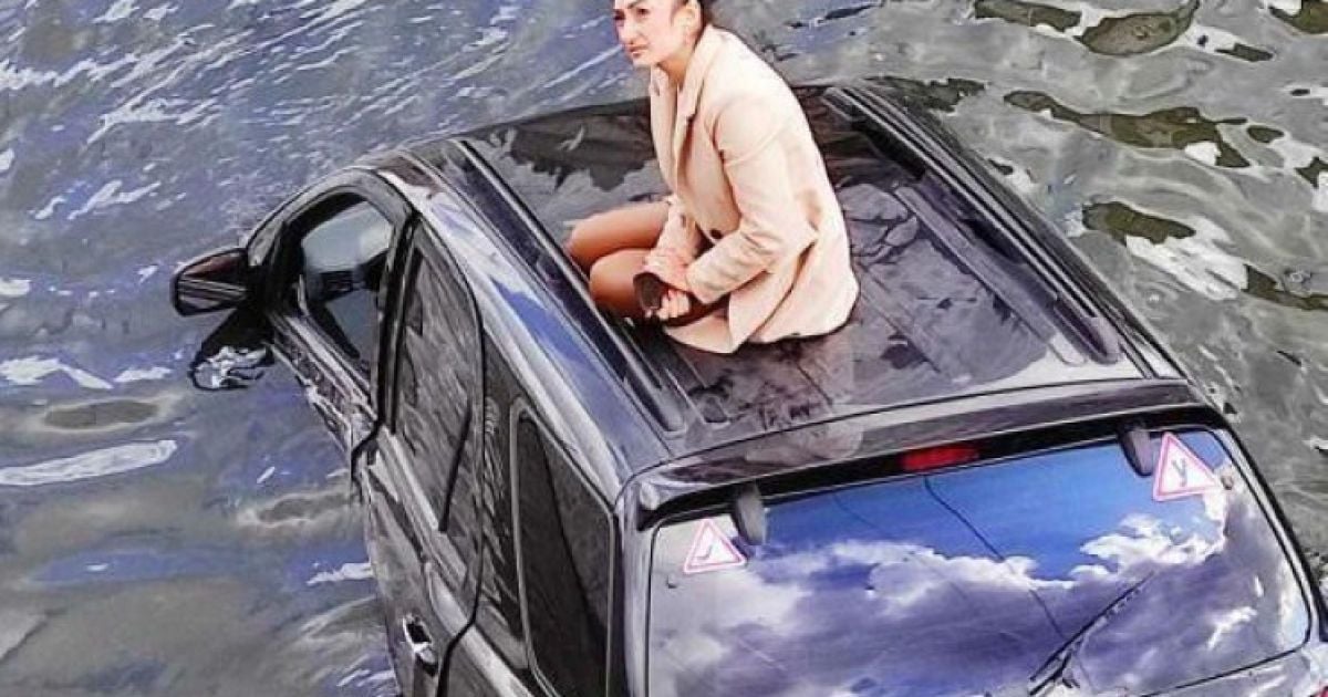 В Харькове автоледи на внедорожнике снес ограждение и рухнула в реку (видео)