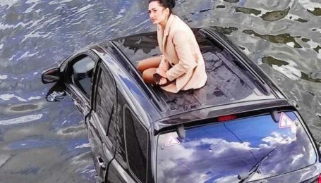 В Харькове автоледи на внедорожнике снес ограждение и рухнула в реку (видео)