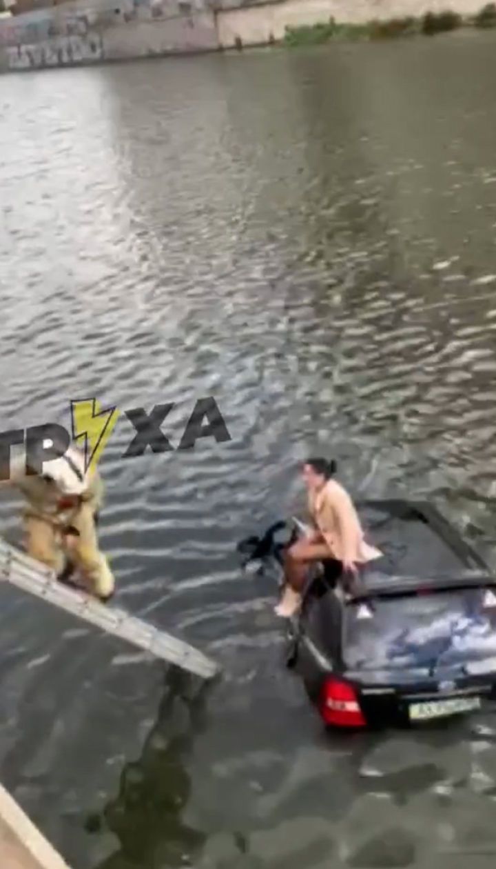 Водный кульбит: в Харькове внедорожник пробил ограждение и упал в реку
