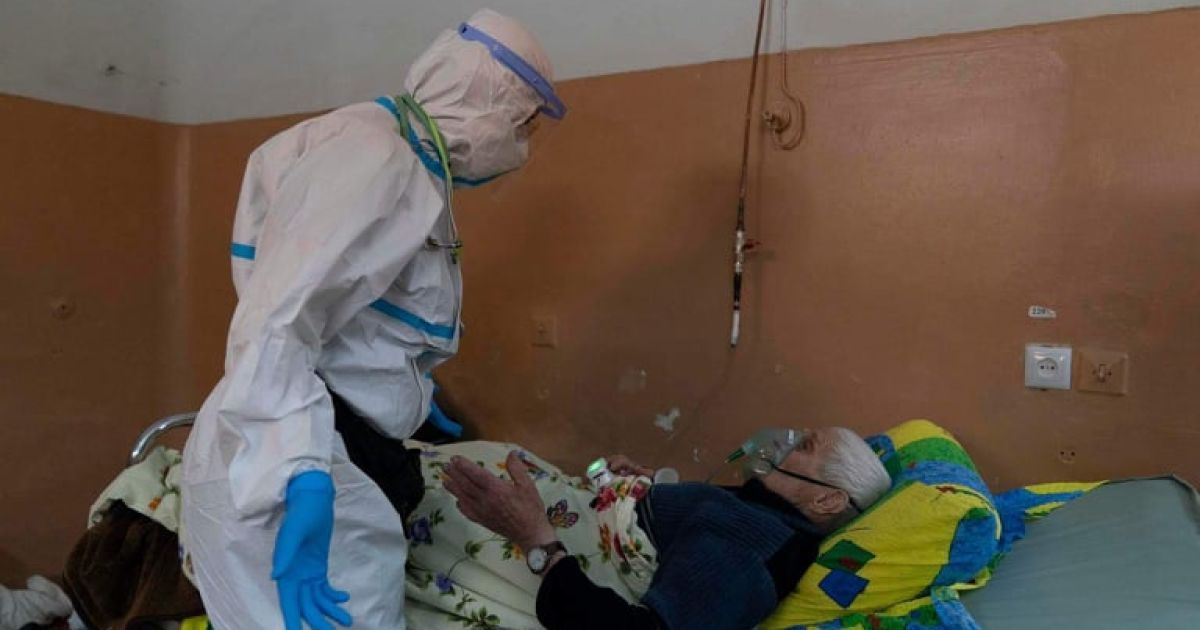 "Забрали маску в однієї людини і дали іншій": лікарка з Чернівців про ситуацію з киснем в обласній лікарні