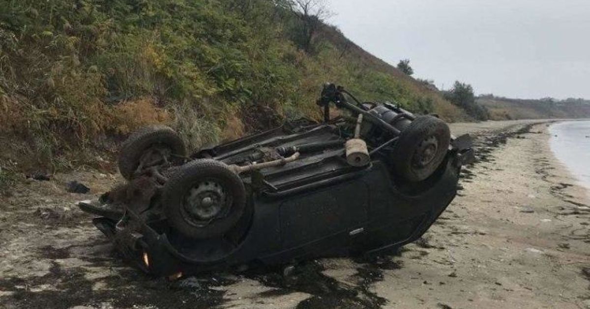 В Бердянске авто на скорости слетело с обрыва в море и перекинулось