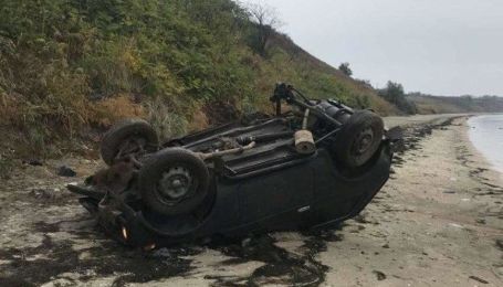 В Бердянске авто на скорости слетело с обрыва в море и перекинулось