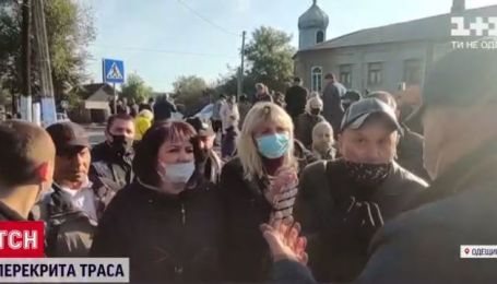 Жители Татарбунар перекрыли трассу из-за усиления карантина и спровоцировали многокилометровые пробки