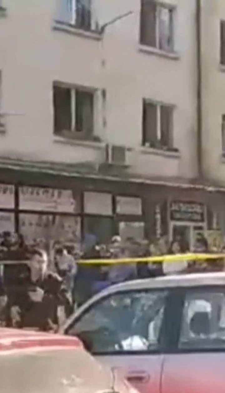В грузинском Зугдини мужчина захватил банк и требует полмиллиона долларов и вертолет