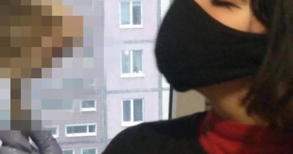 Жуткое хобби: в Днепре школьница фотографируется с отрезанными головами животных