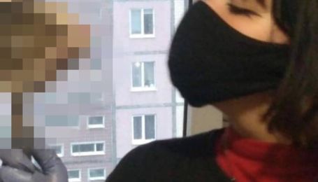 Жуткое хобби: в Днепре школьница фотографируется с отрезанными головами животных