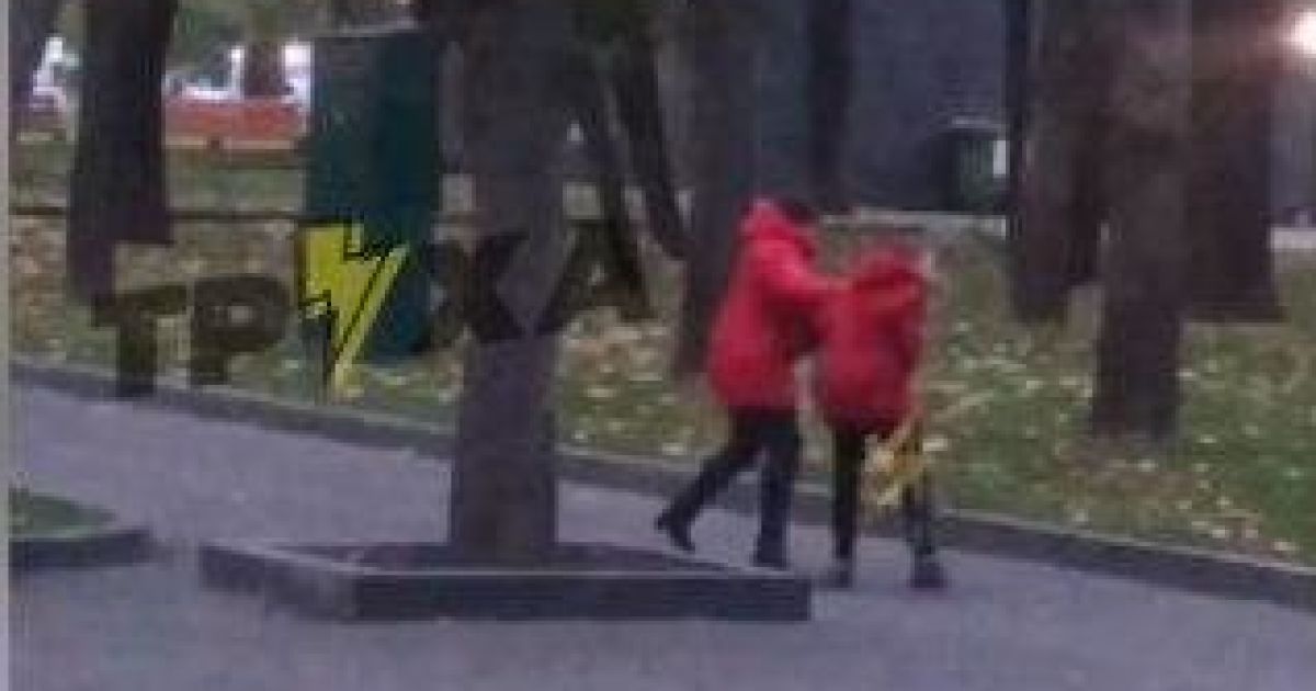 В Харькове мать избила дочь возле детской площадки (видео)