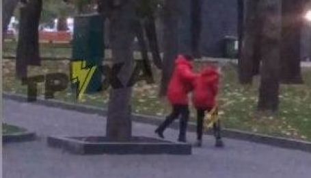 В Харькове мать избила дочь возле детской площадки (видео)