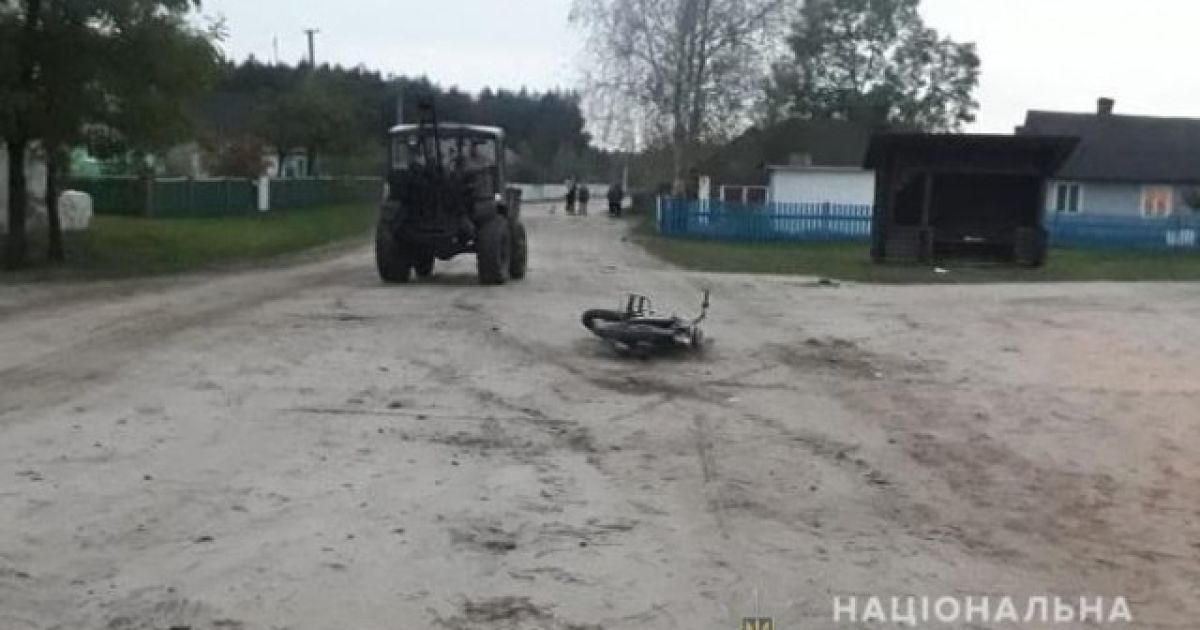 На Волыни двое детей на мотоцикле въехали в трактор: 13-летний водитель в тяжелом состоянии