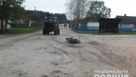 На Волыни двое детей на мотоцикле въехали в трактор: 13-летний водитель в тяжелом состоянии