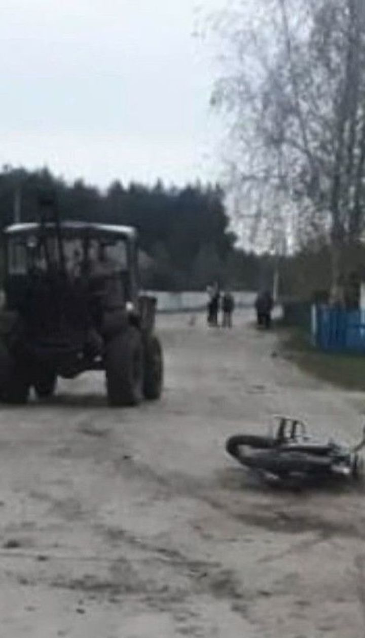 На Волыни брат с сестрой на мотоцикле въехали в трактор - мальчик в реанимации