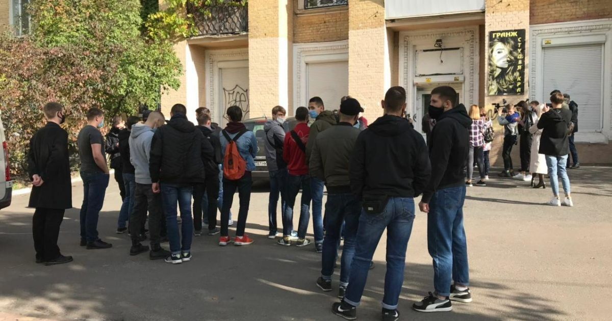 Офисы "Единства" заблокировали активисты: "Покупать избирателей мы не дадим"