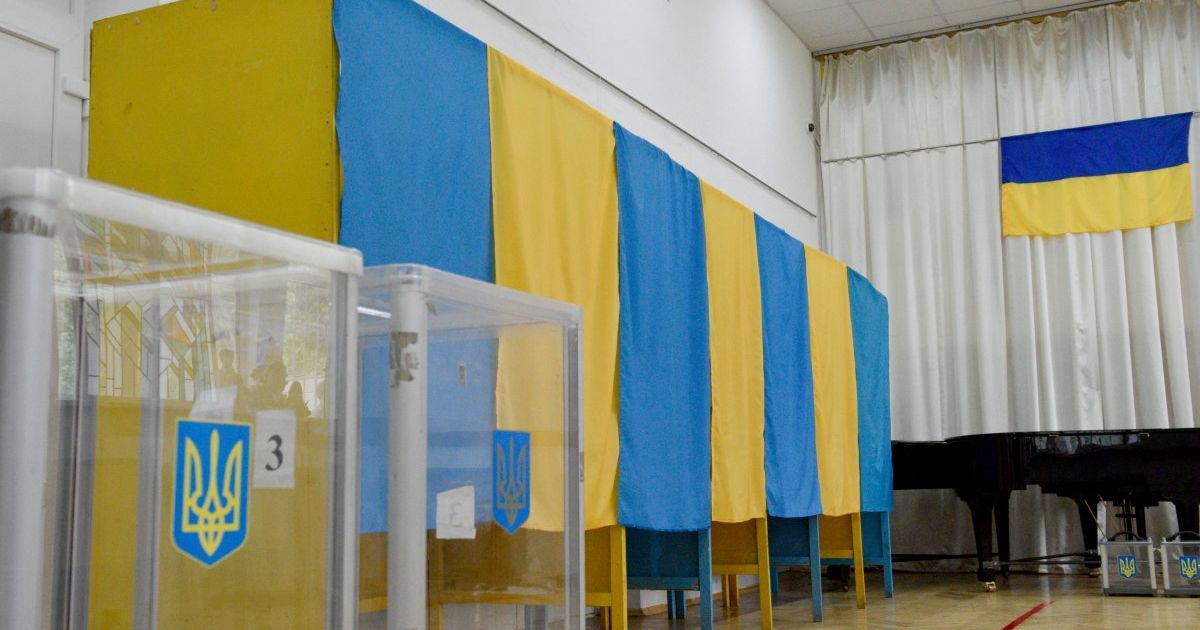 Местные выборы-2020: украинцев предупредили о штрафах за агитационные маски на участках