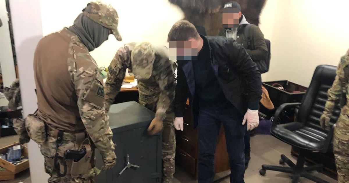 СБУ викрила групу зі 100 людей, яка займалася рейдерством і збутом наркотиків: до неї входили правоохоронці