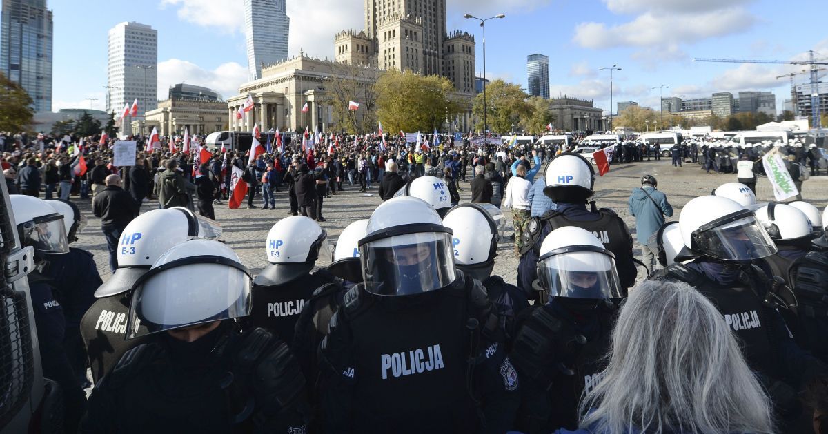 Протесты в Польше из-за запрета абортов распространяются по Европе: на улицы вышли в Италии и Португалии