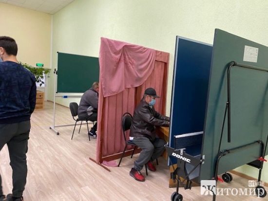 У Житомирі на кількох дільницях відсутні кабінки для голосування
