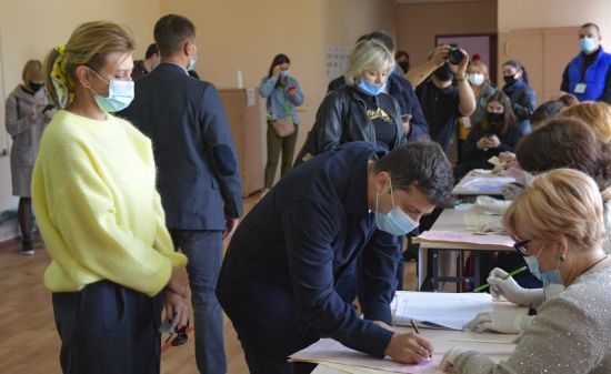 Зеленський з дружиною проголосували: на виборчій дільниці до них вибігла напівоголена активістка Femen