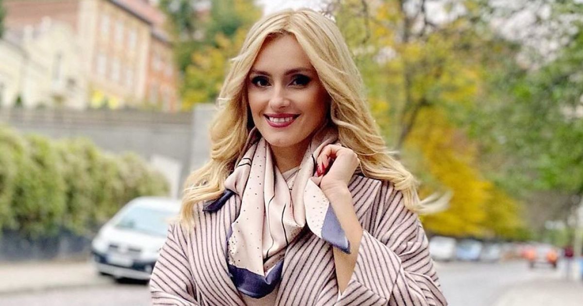 В полосатом пальто и на шпильках: Ирина Федишин в стильном луке прогулялась по Львову