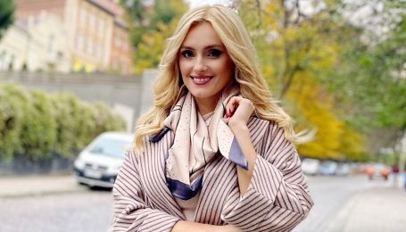 В полосатом пальто и на шпильках: Ирина Федишин в стильном луке прогулялась по Львову