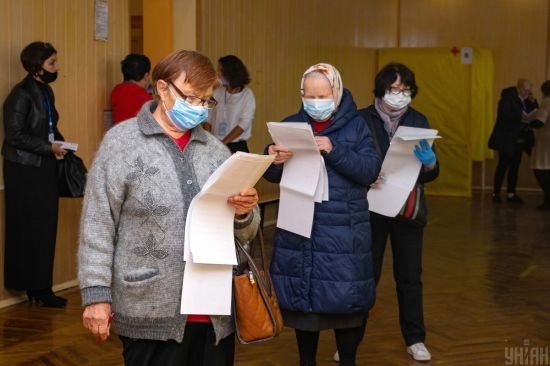 У Закарпатській області кандидатка підраховувала голоси виборців разом із членами ДВК