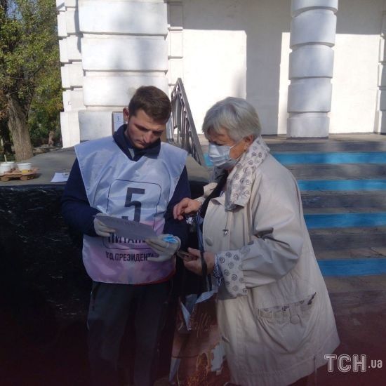 У Дніпропетровській області на дільниці виявили бюлетені без номерів