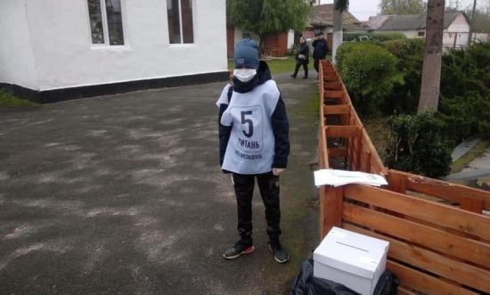 Біля виборчих дільниць зафіксували дітей-волонтерів, які проводять "опитування Зеленського"