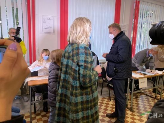 Садовий прийшов голосувати із закордонним паспортом: бюлетенів йому не видали (фото)