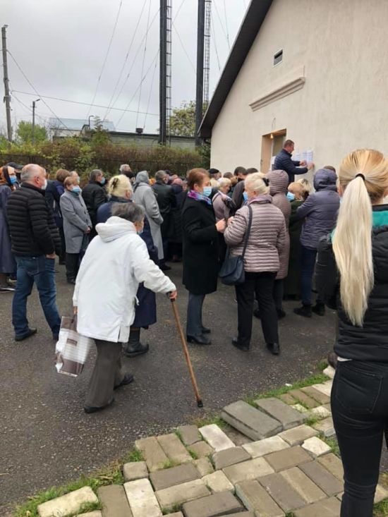 Без масок, рукавиць і дотримання дистанції: у Львові на дільницях виявили порушення карантинних заходів