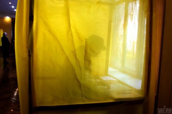 У Житомирській області кандидат на дільниці влаштував сутичку: викликали поліцію і швидку