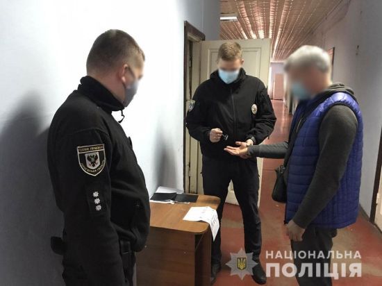 У Чернігові чоловік поцупив коробку із заповненими бланками опитування