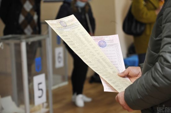 На одній з дільниць Хмельницького виборці голосували поза кабінкою