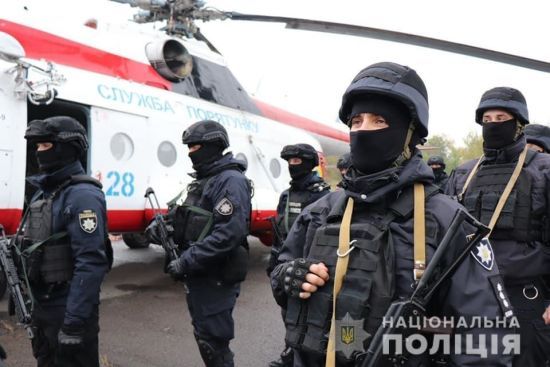 На Закарпатті спецназ на гелікоптері стежить за порядком на виборах: фото