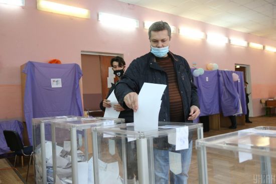 Місцеві вибори: у Луцьку на дільниці спостерігач вистрибнув у вікно