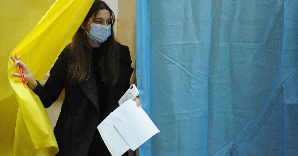 Борьба за кресло мэра в 11 городах Украины: эксперты увидели в этих выборах руку политтехнологов из России