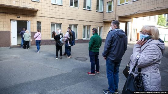 Під Києвом спостерігачі зафіксували пронумеровані бюлетені та контрольні талони: фото