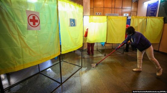 Підкуп виборців, карусель та псування бюлетенів: у Київській області поліція повідомила про порушення на дільницях