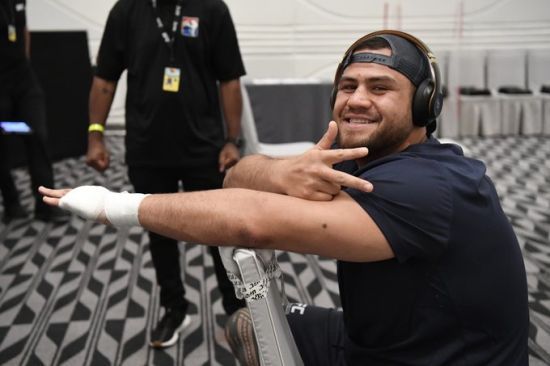Перервав серію із трьох поразок: боєць UFC після перемоги випив пива з черевика (відео)